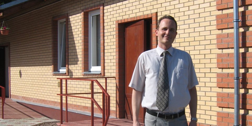 Foto: Dennis Christensen vor dem Gebäude der Zeugen Jehovas in Orjol, 2009
