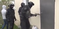 <p>Photo: Special forces breaking down the door to the apartment of believers (Tomsk, June 3, 2018)</p>