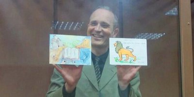 Photo : Dennis Christensen dans la salle d’audience