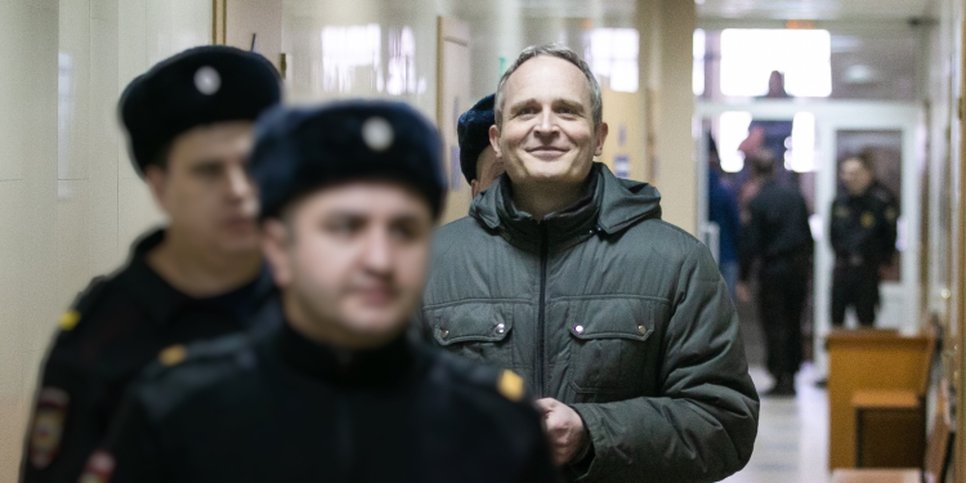 Foto: Dennis Christensen no Tribunal Ferroviário de Oryol (janeiro de 2019)
