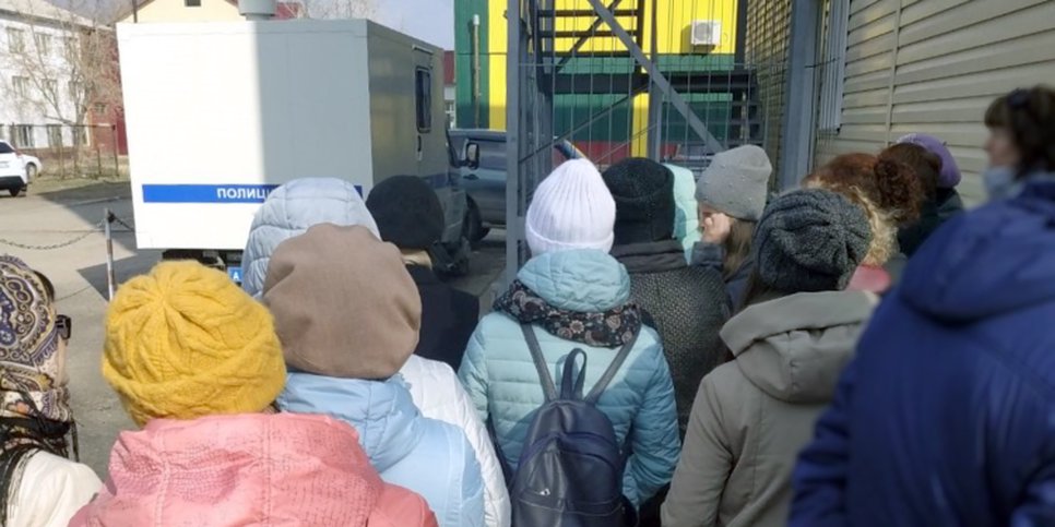 Photo : Anton Ostapenko est emmené dans un centre de détention provisoire à Sharypov (avril 2019)
