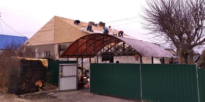 照片：罗曼·马赫涅夫身陷囹圄时，他母亲的房子被烧毁