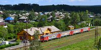 Bahnhof. Bahnhof Karpinsk. Gebiet Swerdlowsk. Quelle: <a href="https://ru.wikipedia.org/wiki/%D0%9A%D0%B0%D1%80%D0%BF%D0%B8%D0%BD%D1%81%D0%BA#/media/%D0%A4%D0%B0%D0%B9%D0%BB:%D0%96%D0%B5%D0%BB%D0%B5%D0%B7%D0%BD%D0%BE%D0%B4%D0%BE%D1%80%D0%BE%D0%B6%D0%BD%D1%8B%D0%B9_%D0%B2%D0%BE%D0%BA%D0%B7%D0%B0%D0%BB._%D0%A1%D1%82%D0%B0%D0%BD%D1%86%D0%B8%D1%8F_%D0%9A%D0%B0%D1%80%D0%BF%D0%B8%D0%BD%D1%81%D0%BA._%D0%A1%D0%B2%D0%B5%D1%80%D0%B4%D0%BB%D0%BE%D0%B2%D1%81%D0%BA%D0%B0%D1%8F_%D0%BE%D0%B1%D0%BB%D0%B0%D1%81%D1%82%D1%8C.jpg">Vladislav Zavalnyuk</a> / <a href="https://creativecommons.org/licenses/by-sa/4.0/">CC BY-SA 4.0</a>