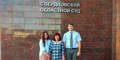 Alexander Pryanikov, Venera y Daria Dulov en el edificio del Tribunal Regional de Sverdlovsk. 6 de agosto de 2020