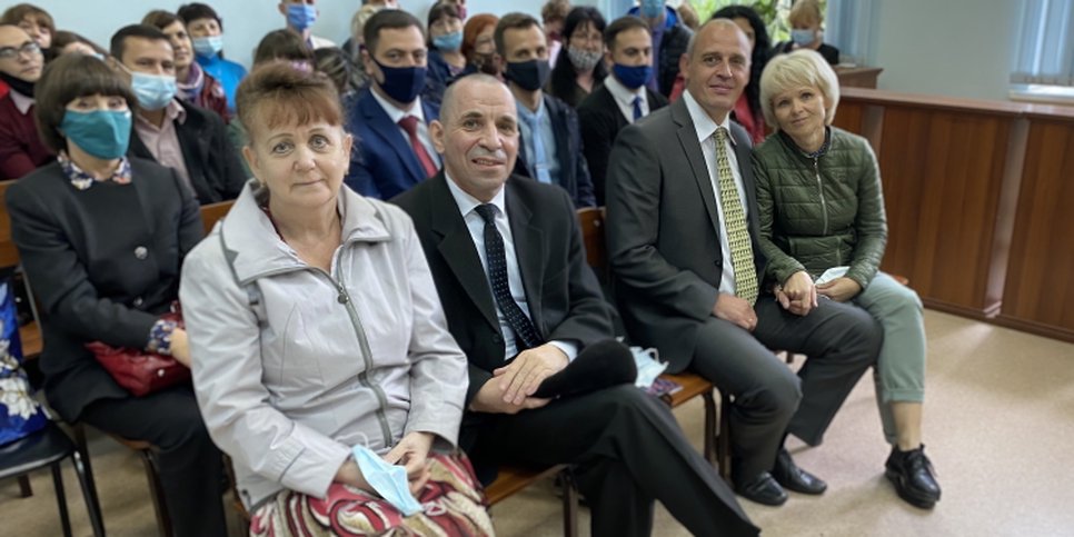 Sur la photo : Natalia et Sergey Britvin, Vadim et Tatyana Levchuk attendent l’annonce du verdict. Berezovsky. Septembre 2020