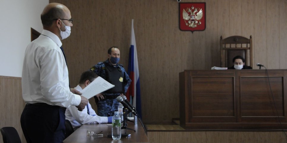 Photo : Yuriy Zalipayev dans la salle d’audience