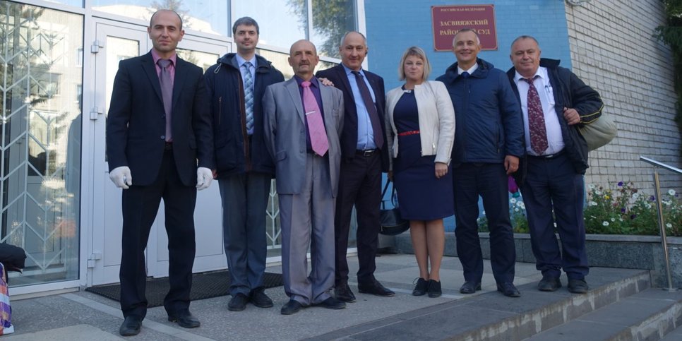 En la foto: creyentes junto a un abogado después del veredicto frente al edificio del Tribunal de Distrito de Zasviyazhsky. Ulyanovsk. 8 octubre 2020