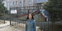 На фото: Татьяна Загулина возле здания Биробиджанского районного суда, 1 апреля 2021 года