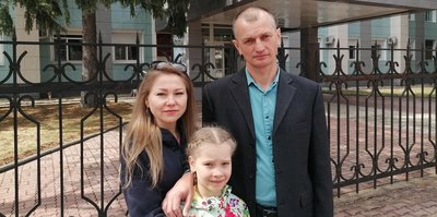 In the photo: Igor Tsarev with his wife and daughter on the day of the appeal. Birobidzhan, April 29, 2021