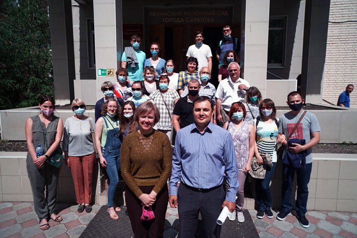 鲁斯塔姆和尤利娅·塞德库利耶夫与朋友在法院附近