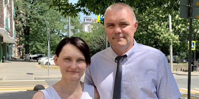 Na foto: Andrey Okhrimchuk com a esposa Ekaterina