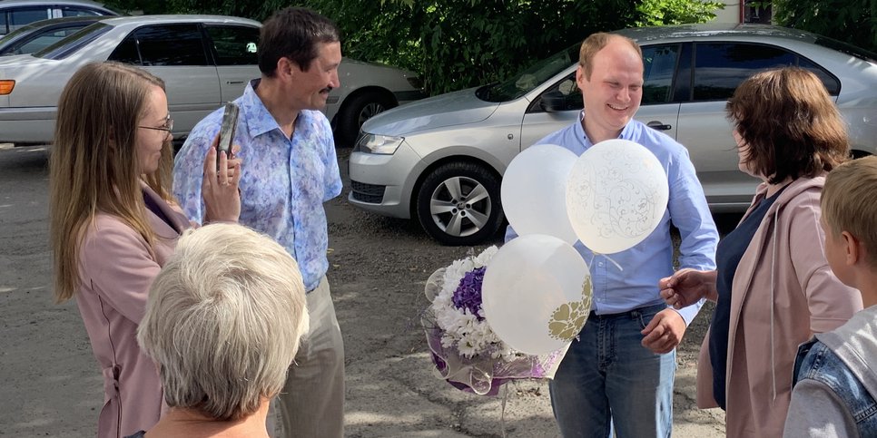 En la foto: Andrey Ledyaykin fue liberado del centro de detención preventiva después de que su sentencia fuera conmutada