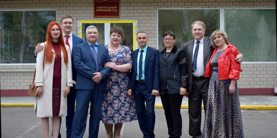 Vladimir Ermolaev, Alexandre Poutinetsev, Igor Mamalimov et Sergueï Kiriliouk avec leurs conjoints devant le palais de justice