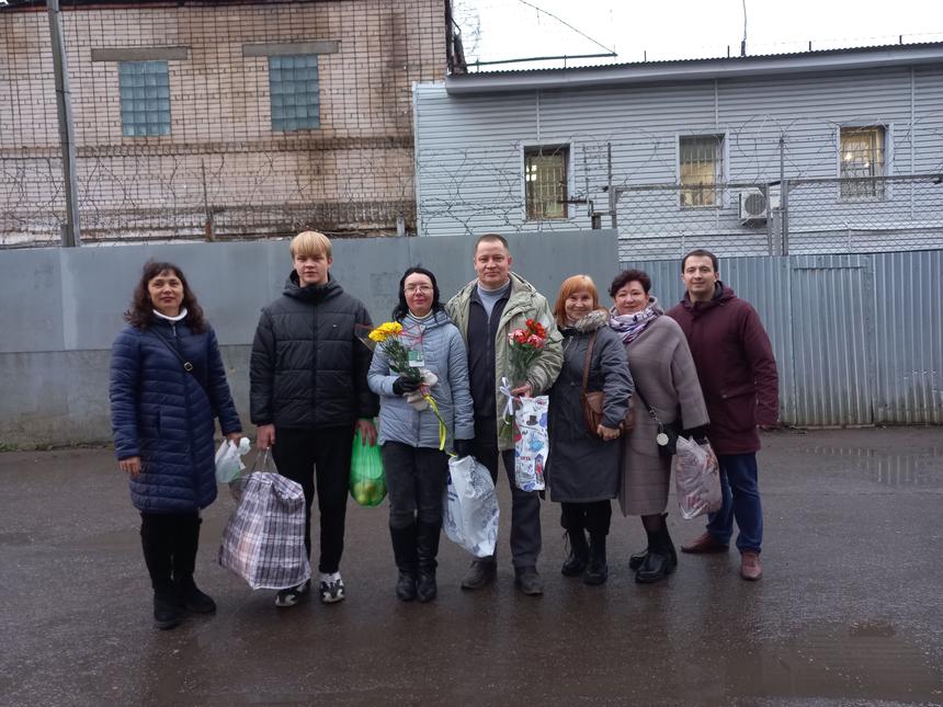 Stepanov Nikolay com sua esposa Alla, filho Vyacheslav e amigos no contexto de SIZO-2 em Vologda após seu lançamento em 10 de novembro de 2022