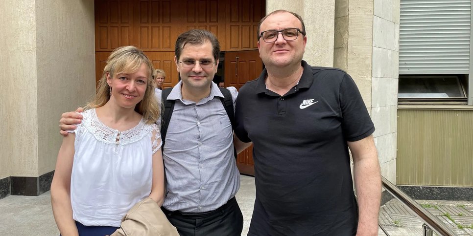 De gauche à droite : Irina, Alexandr Serebryakov et Yuri Temirbulatov au palais de justice. Août 2022