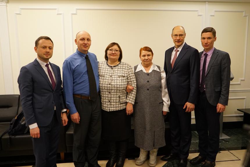 De gauche à droite : Viktor Shipilov (avocat), Konstantin et Snezhana Bazhenov, Vera Zolotova, Viktor Zhenkov (avocat), Maxim Novakov (avocat)