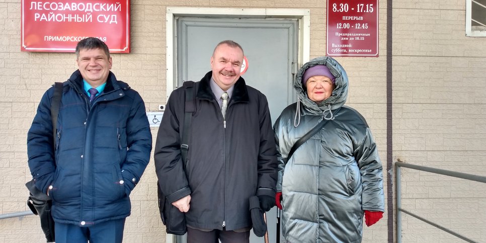 Sergueï Kobelev, Evgueni Grinenko et Svetlana Svetlana Méfremova au palais de justice. Février 2023