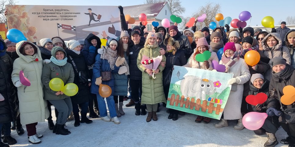 На выходе из колонии Андрея Андреева встречали около 100 человек — друзья из Липецка, Воронежа, Курска и Москвы. 22 февраля 2023 г.