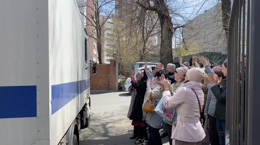 Friends support Dmitriy Barmakin, who was arrested in the courtroom, with applause. April 27, 2023