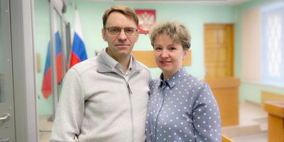 Денис Меркулов с супругой Натальей 23 марта 2023 года, в день вынесения приговора