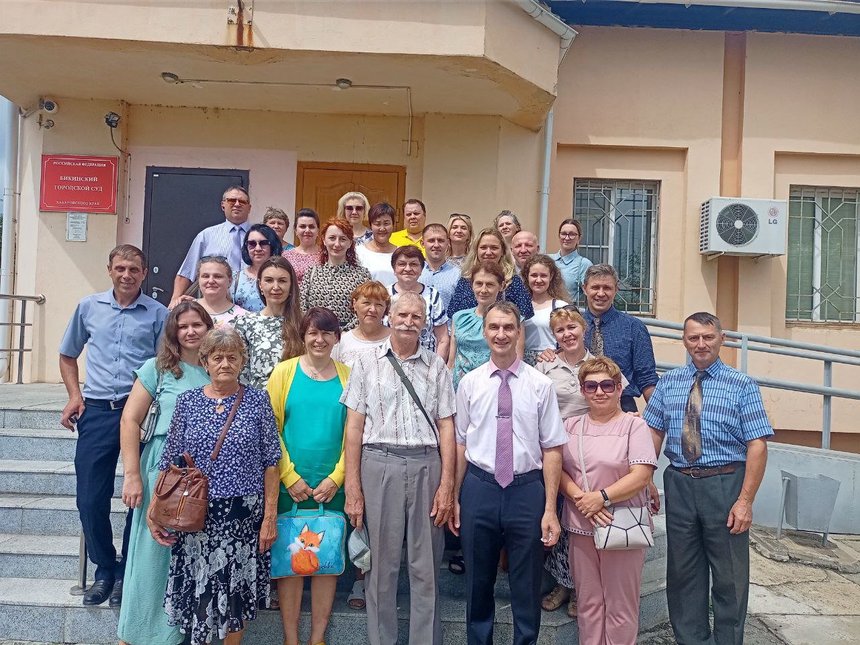 Группа друзей пришла к зданию суда поддержать верующих. Август 2023 г.