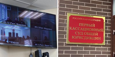 Wladimir Atryachin, Georgij Nikulin und Elena Nikulina, Alexander Schewtschuk, Alexander Koroljow und Denis Antonow sind bei der Anhörung vor dem Kassationshof per Videokonferenz anwesend. Oktober 2023