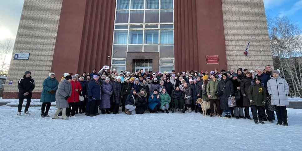 Tuomion julkistamispäivänä suuri joukko ystäviä tuli tukemaan uskovia. 23. marraskuuta 2023