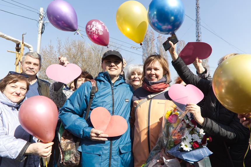 Rustam Seidkuliev’s wife and friends are taking pictures with him after his release from the penal colony in Saratov