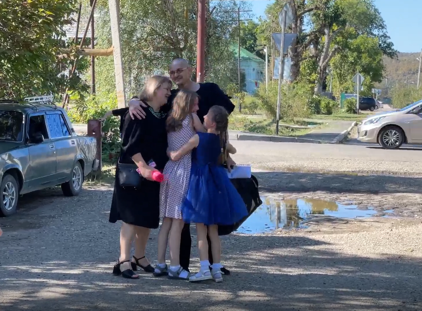 Aleksandr Nikolayev con su esposa e hijas después de su liberación de la colonia