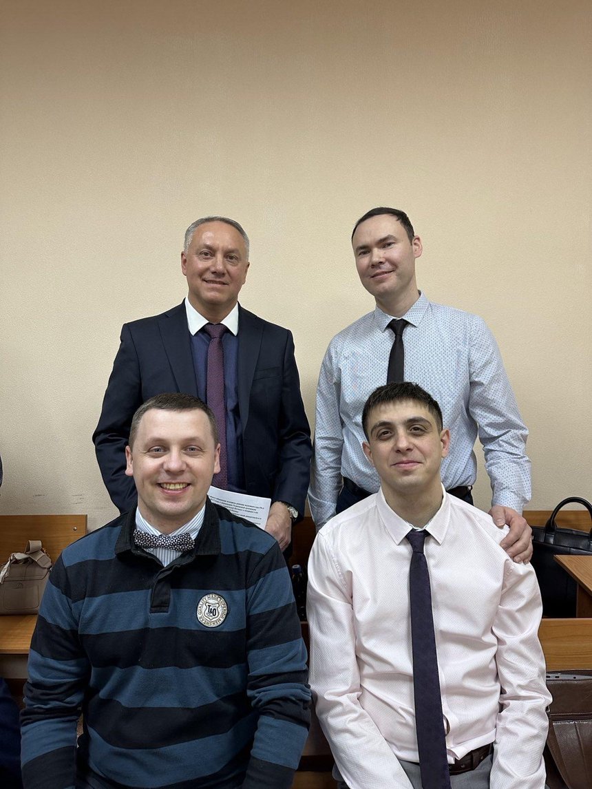 Angeklagte im Gerichtssaal während einer Pause