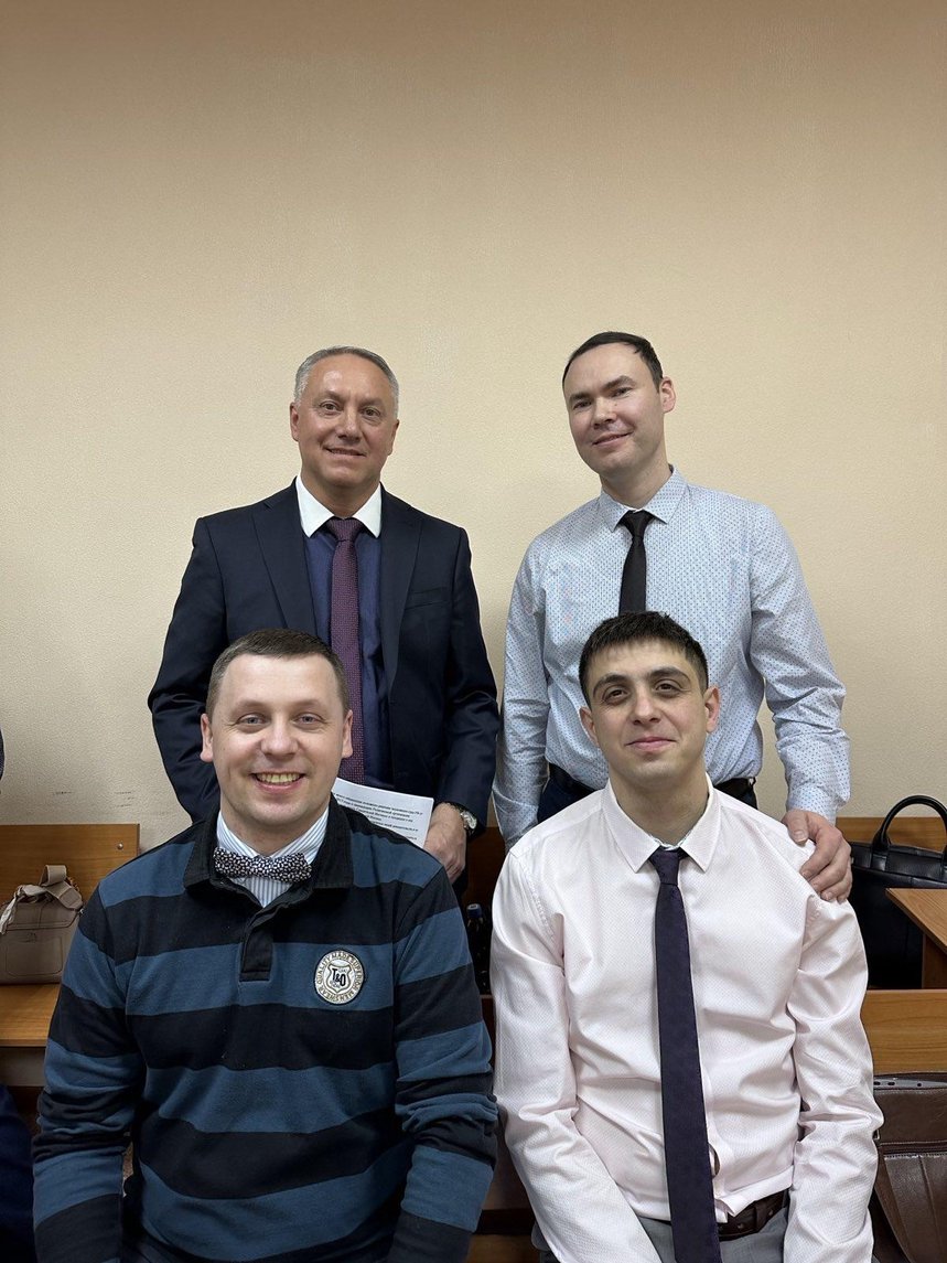 Angeklagte im Gerichtssaal während einer Pause