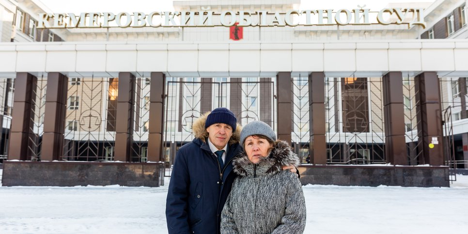 Vladimir Baykalov with his wife on the day of the appeal hearing, Kemerovo, 2024