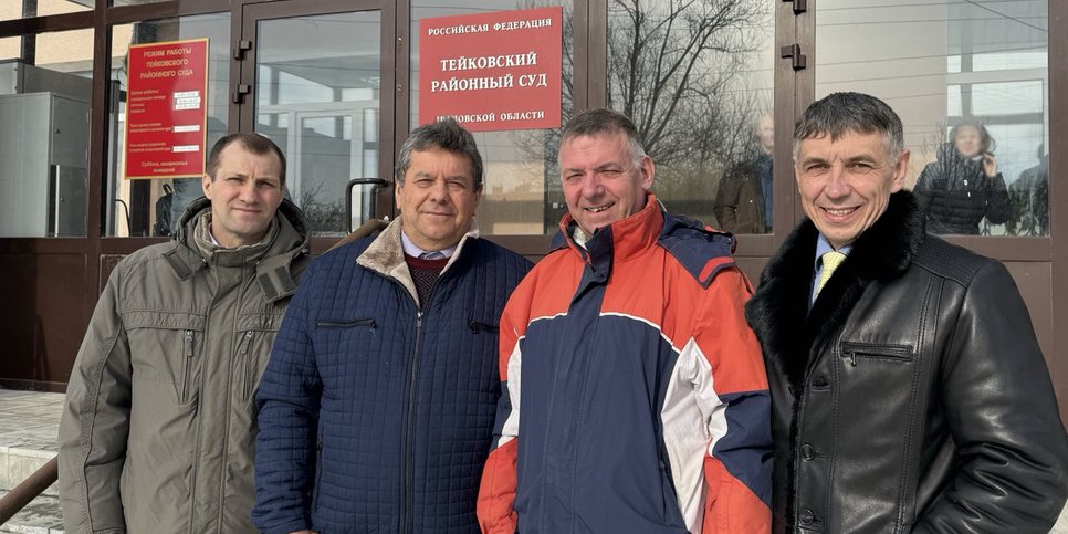 Sergey Galyamin, Vladimir Spivak, Anatoliy Lyamo and Aleksandr Vasichkin at the courthouse