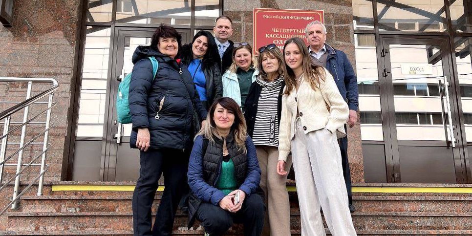 Valeriy Tibiy (arriba) con su esposa y amigos frente al tribunal de casación