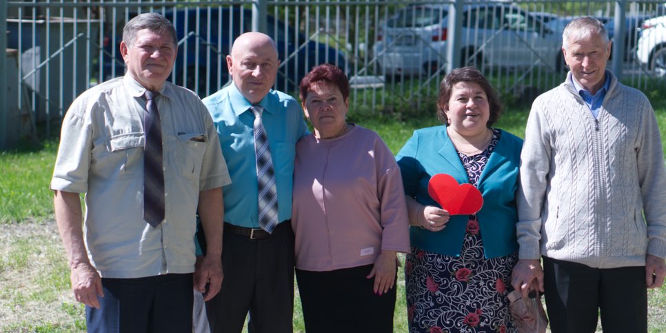 Von links nach rechts: Anatoliy Sarychev, Yuriy Kolotinskiy mit seiner Frau Nataliya, Antonina und Mikhail Reshetnikov. Mai 2024