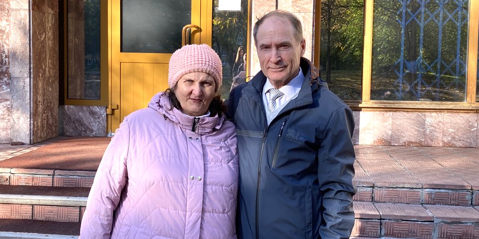 Alexandre et Svetlana Seredkin devant le palais de justice, Novossibirsk, 2022