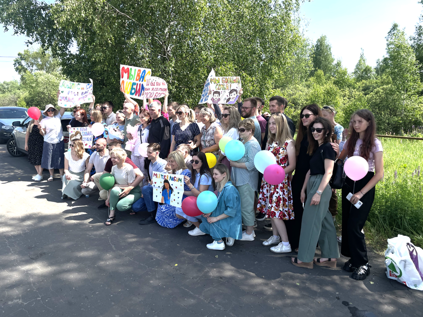 Des croyants libérés avec leurs amis et leur famille, le 14 juin 2024