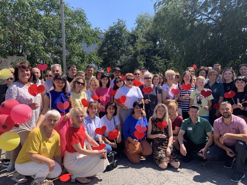 2024 年 8 月 9 日，亚历山大·帕科夫 （Aleksandr Parkov） 在离开流放地时遇到了他的朋友