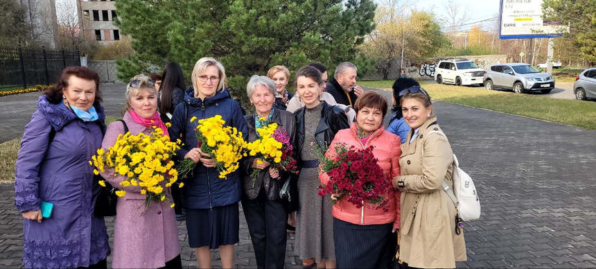 Tatyana Zhuk, Maya Karpushkina et Svetlana Sedova entourées d’amies le jour de l’appel