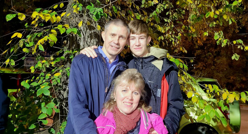 Nikolay Polevodov with his wife Tatyana and son Ilya after being released from the pretrial detention center. October 10, 2024