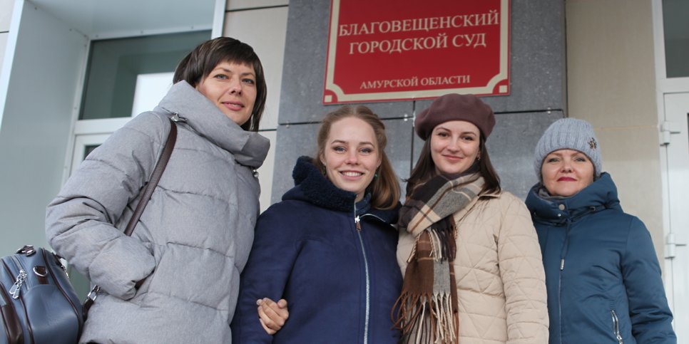 Ekaterina Olshevskaya, Mariya Myasnikova, Kristina Golik e Valentina Yermilova fuori dal tribunale un mese prima del verdetto, novembre 2024