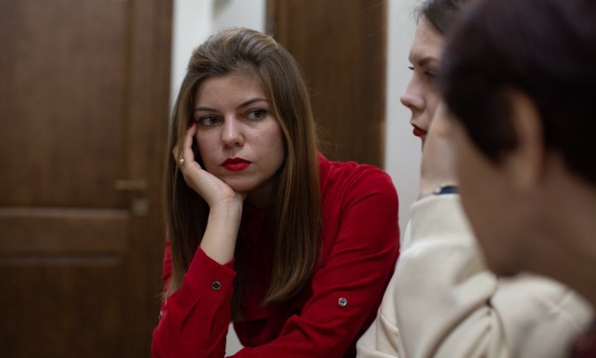 La moglie di Rinat, Galina, attende in corridoio la decisione della corte di cassazione