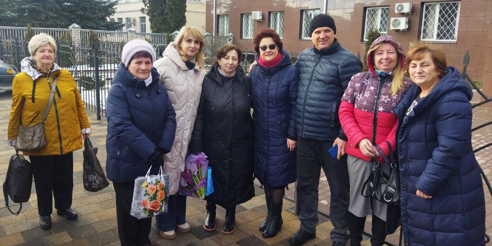 Rimma Popova con sus amigas después de la sentencia