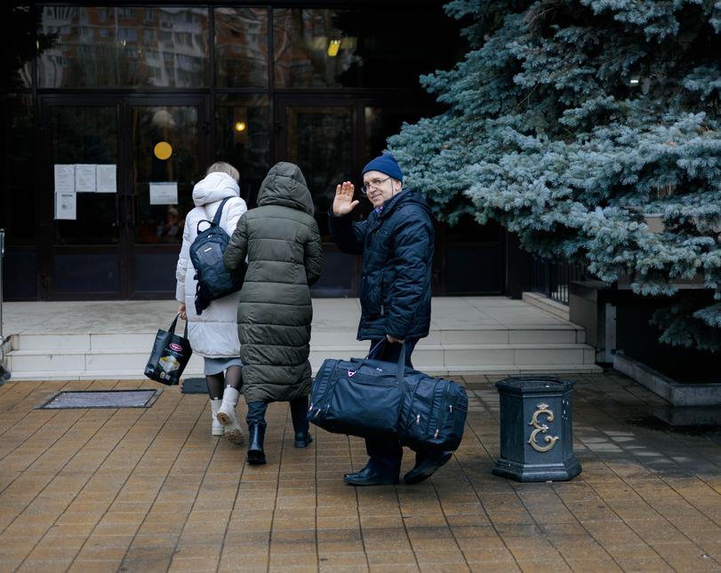 피고인과 그의 아내, 딸이 판결 발표를 보러 간다