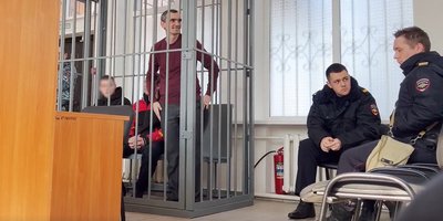 Aleksandr Davydenko dans la cage des accusés le jour de sa condamnation. Février 2025.