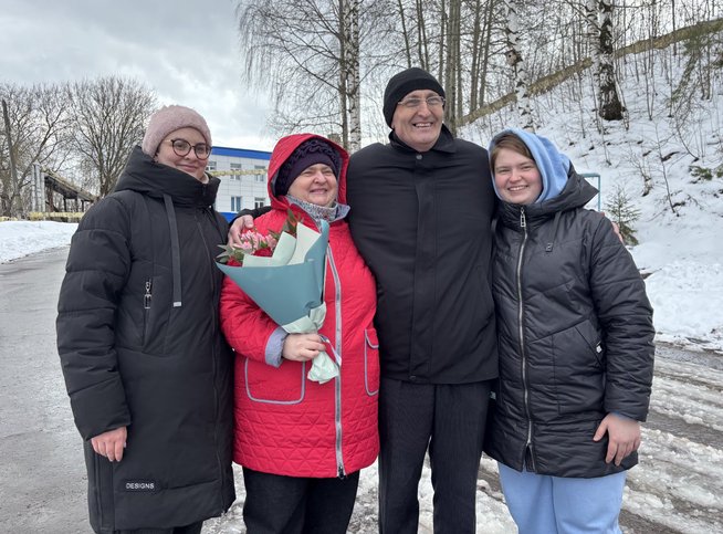 Vladimir Melnik, su esposa y dos de sus hijas. 9 de abril de 2025
