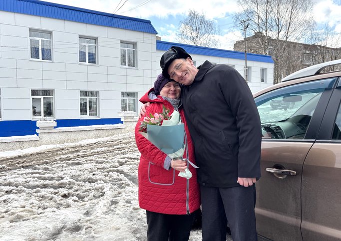 Vladímir Melnik con su esposa Irina, el 9 de abril. 2025