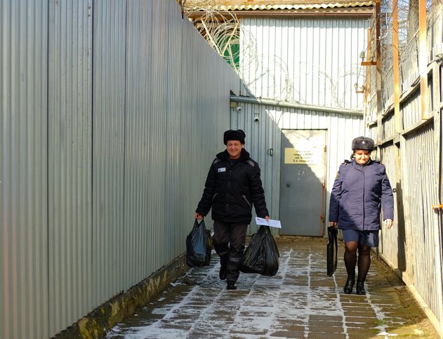 Artur Putintsev saliendo de la colonia penal. 9 de abril de 2025