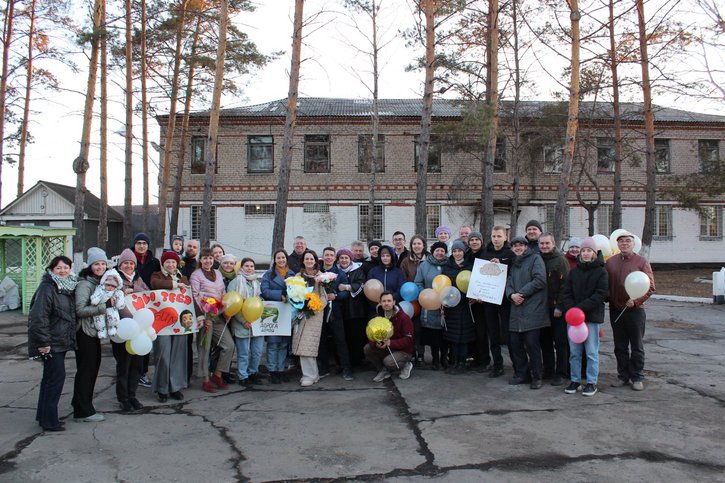 Los esposos Golik rodeados de amigos y familiares