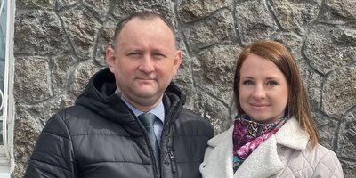 알렉세이 오브차르(Aleksey Ovchar)와 그의 아내가 항소 법원 당일 캄차카 준주 법원 건물 근처에서 포즈를 취하고 있다